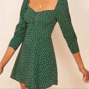 **does not have front buttons as shown in first photo